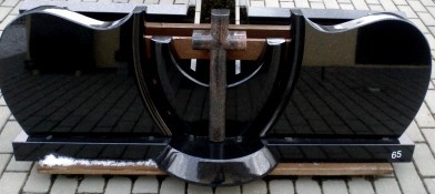 7 (1)    Svart granit , kors röd Hallandiagranit. Helpolerad inkl. helpolerad sockel.